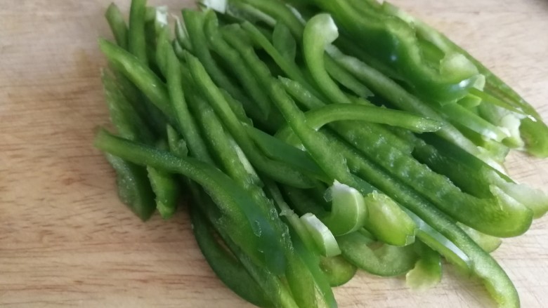 青椒肉丝面,去籽,切细条。