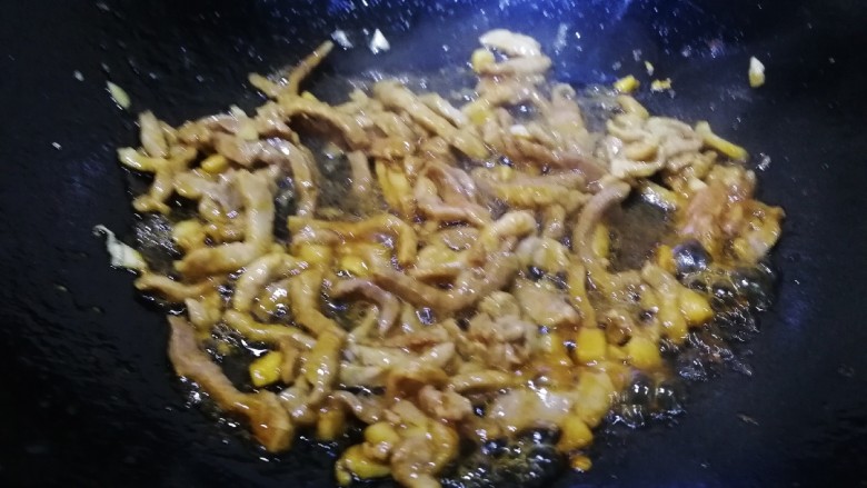 青椒肉丝面,肉丝文火翻炒均匀。