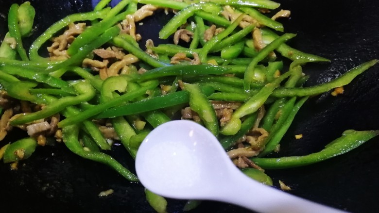 青椒肉丝面,加少许盐调味,炒匀。