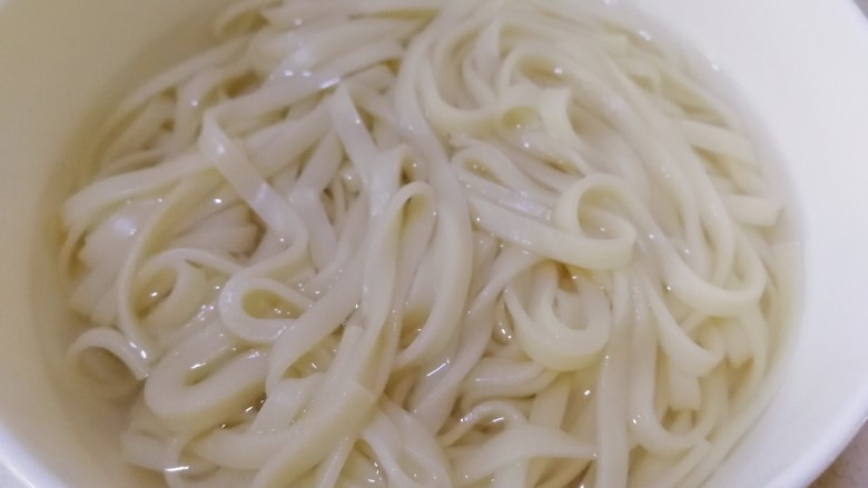 青椒肉丝面,把煮好的面盛到碗内,加少许盐,少许<a style='color:red;display:inline-block;' href='/shicai/ 134296'>白胡椒粉</a>,加适量开水。