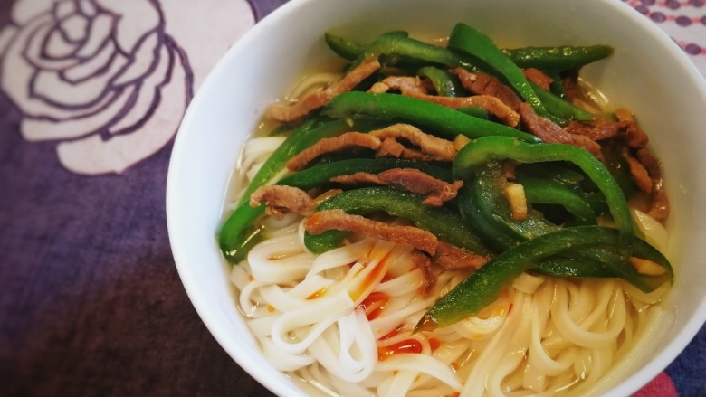 青椒肉丝面,放入炒好的青椒肉丝,再来一小勺<a style='color:red;display:inline-block;' href='/shicai/ 852'>辣椒油</a>,不要太美味呀。