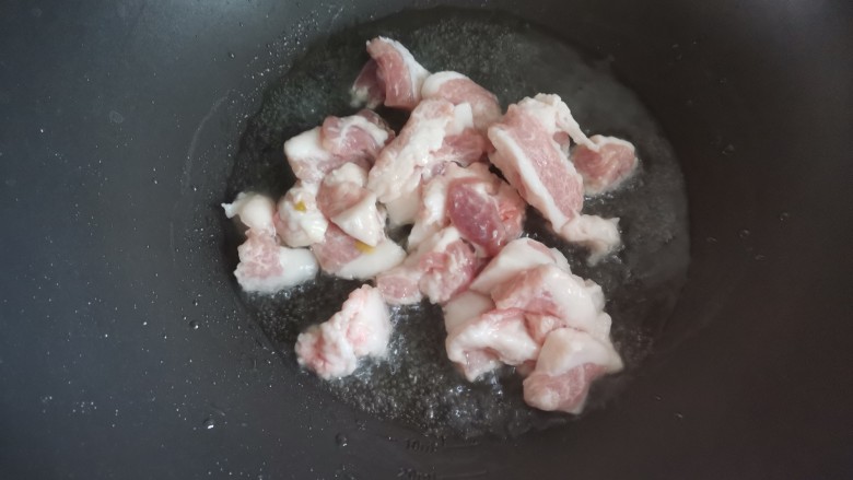 酸菜炖粉条,起锅烧油,下入猪肉翻炒
