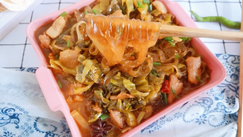 酸菜炖粉条,盛入盘中,可以开吃了,超级滑嫩爽口的粉丝