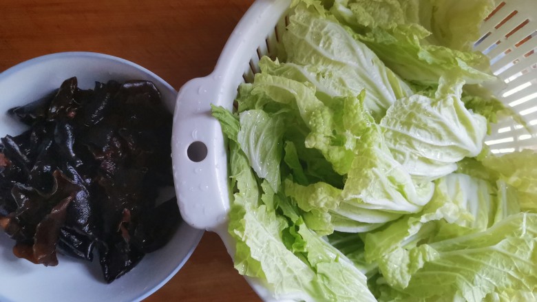 白菜炒木耳,白菜撕小块,木耳泡好洗干净