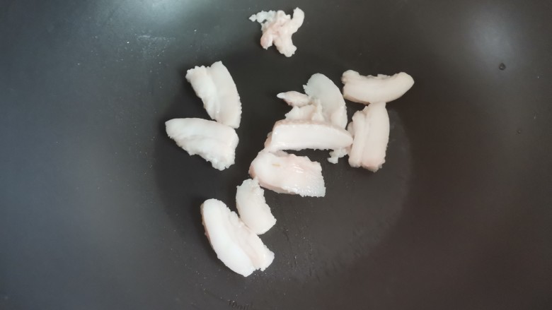 白菜炒木耳,锅烧热,下入肥肉煸炒出肥油