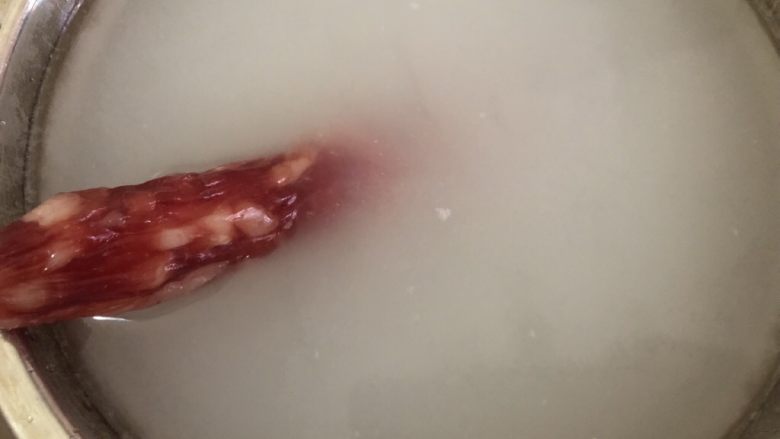 南瓜焖饭,用米水洗洗<a style='color:red;display:inline-block;' href='/shicai/ 4536'>腊肠</a>,再清水洗一下