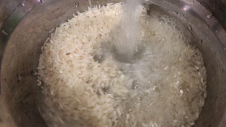 南瓜焖饭,米洗洗备用(米水留出)