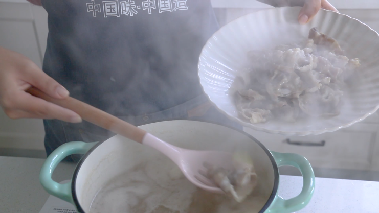 爆炒肥牛,锅入水烧开后,下肥牛,用筷子拨散,待肥牛变色后,捞出沥水。