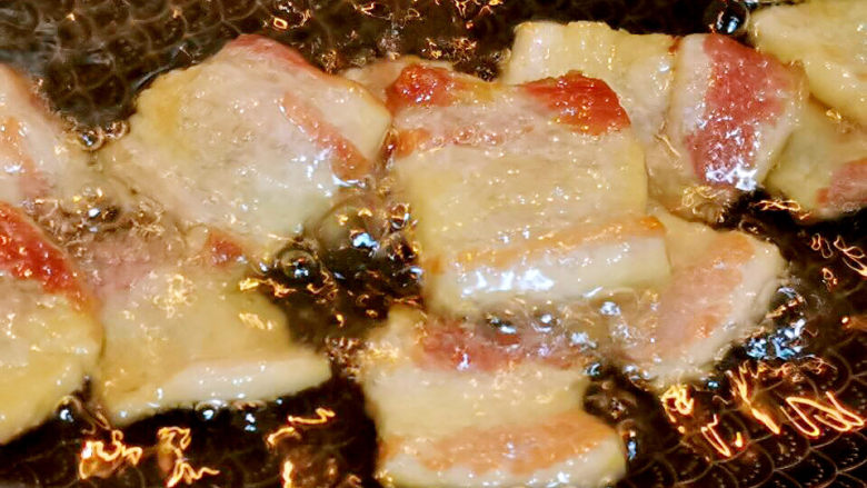 南瓜焖饭,腊肉出油率还不少,煸干的腊肉很香