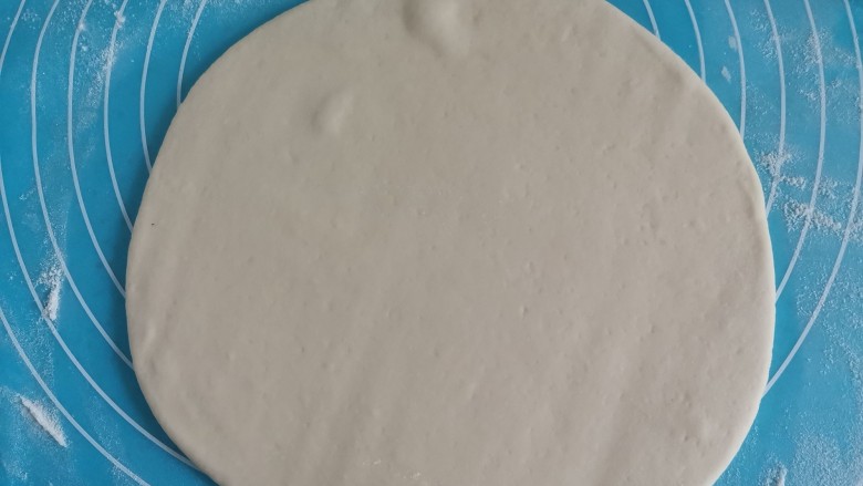 虾仁培根披萨,取出来揉面排气,擀成圆形薄饼