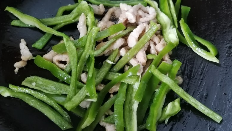 青椒肉丝面,放入青椒翻炒