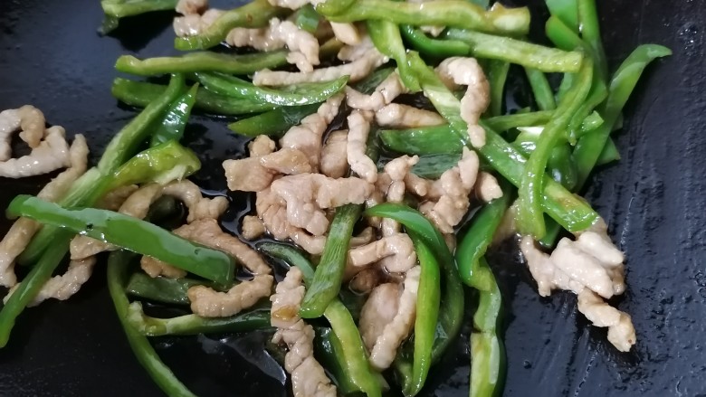 青椒肉丝面,加少许生抽翻炒均匀即可出锅
