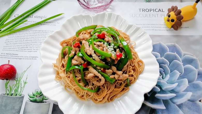 青椒肉丝面,拍上成品图,一道美味的青椒肉丝面就完成了。