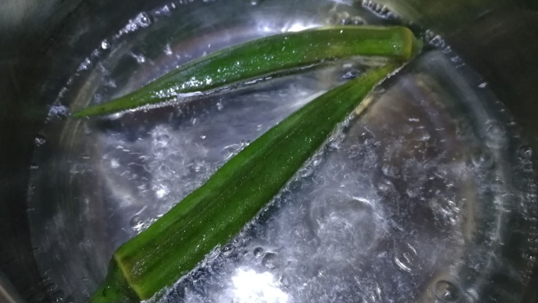 秋葵厚蛋烧,水开放入秋葵,焯水半分钟。