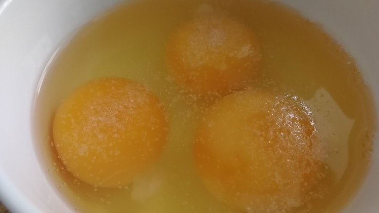 秋葵厚蛋烧,鸡蛋打入碗里,根据自己口味加适量盐。
