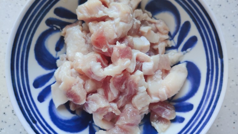 酸菜炖粉条,<a style='color:red;display:inline-block;' href='/shicai/ 428'>五花肉</a>洗净之后切成厚片或者小块,随你个人喜好
