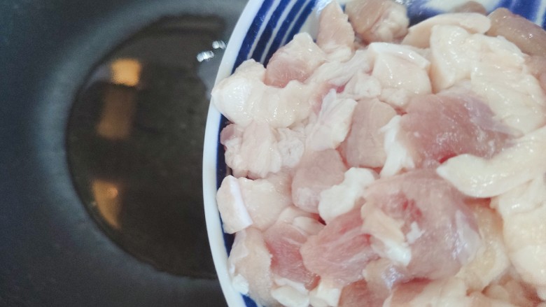 酸菜炖粉条,待锅内油热,下五花肉