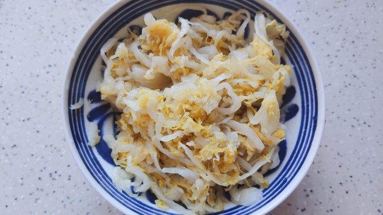 酸菜炖粉条,轻轻挤干水分,然后抖散
