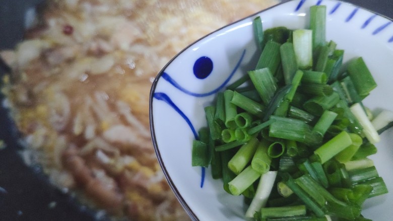 酸菜炖粉条,加入小葱,翻炒均匀即可