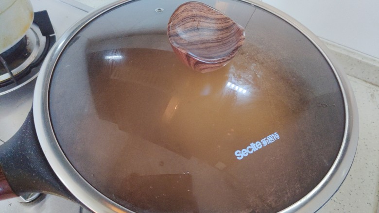 酸菜炖粉条,盖上锅盖,转小火,焖煮3分钟