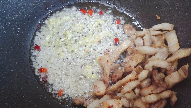 酸菜炖粉条,下大蒜生姜干红辣椒,炒香