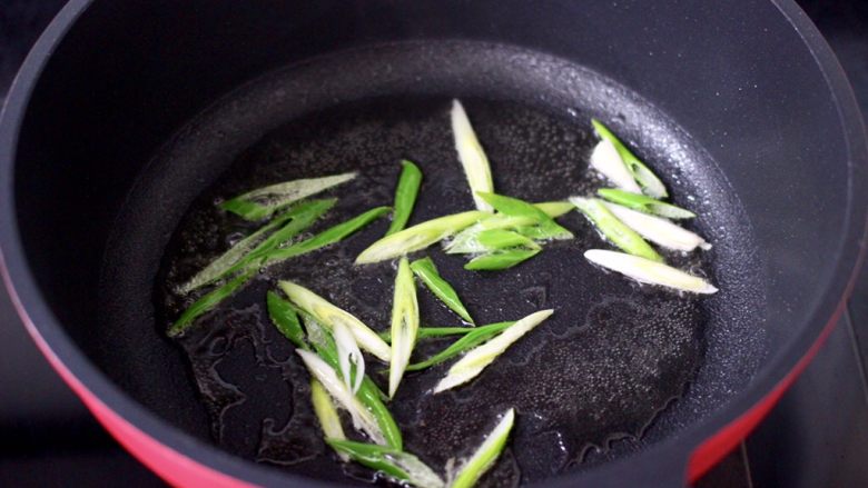 蚝油火腿时蔬炒年糕,油烧热后,爆香葱花。