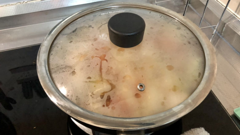 白菜炒木耳➕番茄白菜炒木耳,加盖,小火炖煮三分钟