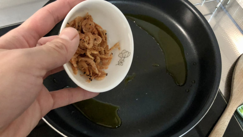 白菜炒木耳➕番茄白菜炒木耳,热锅加少许食用油,下虾米,小火煸香
