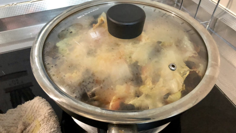 白菜炒木耳➕番茄白菜炒木耳,加盖,小火炖煮两分钟