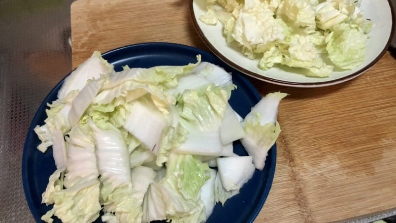 白菜炒木耳➕番茄白菜炒木耳,白菜叶刀背拍一下,切段,白菜梗菜叶分开