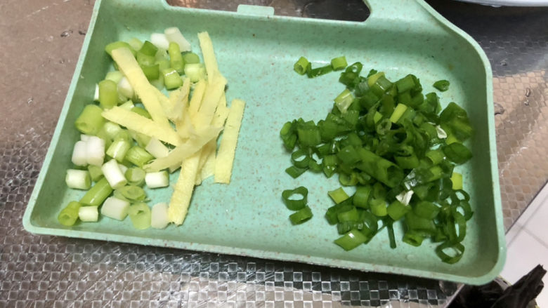 白菜炒木耳➕番茄白菜炒木耳,改刀:姜切丝,小葱切末葱白葱叶分开