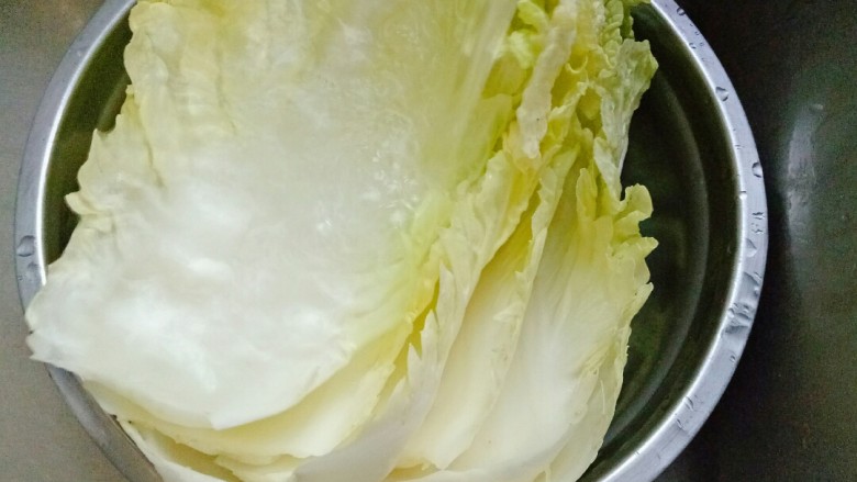 白菜炒木耳,<a style='color:red;display:inline-block;' href='/shicai/ 114'>白菜</a>掰下来,一片一片清洗干净