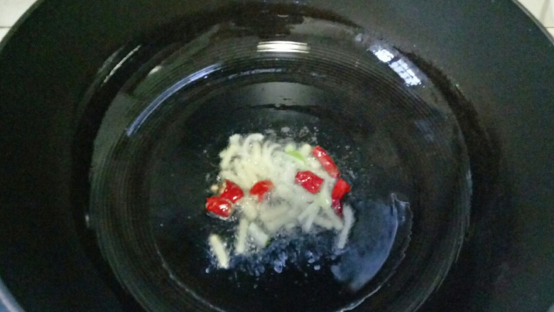 白菜炒木耳,炒锅中加入适量花生油烧热,放入葱姜干红辣椒爆香