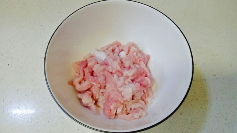 青椒肉丝面,<a style='color:red;display:inline-block;' href='/shicai/ 414'>猪肉</a>清洗干净,切成肉丝