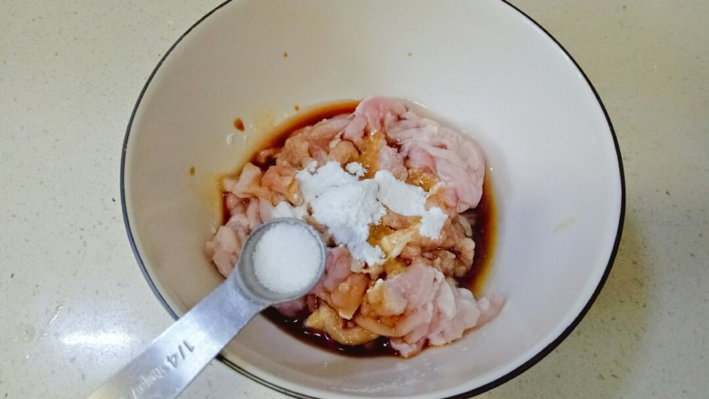 青椒肉丝面,加入一勺淀粉,1小勺盐