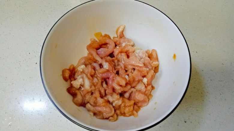 青椒肉丝面,搅拌均匀,腌制15分钟