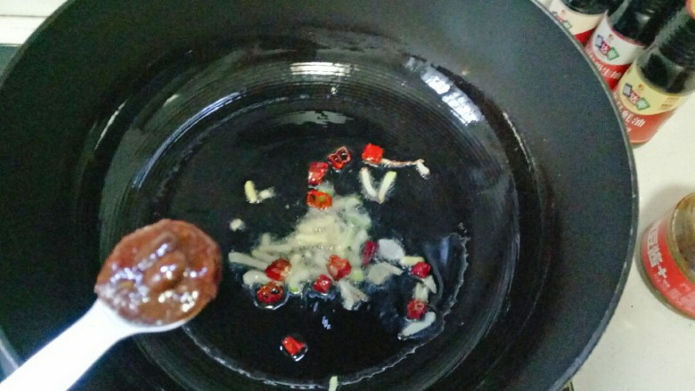 青椒肉丝面,加入<a style='color:red;display:inline-block;' href='/shicai/ 4510'>黄豆酱</a>,用小火炒至片刻