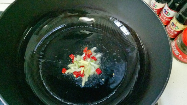 青椒肉丝面,炒锅中加入适量花生油烧热,放入葱姜蒜爆香