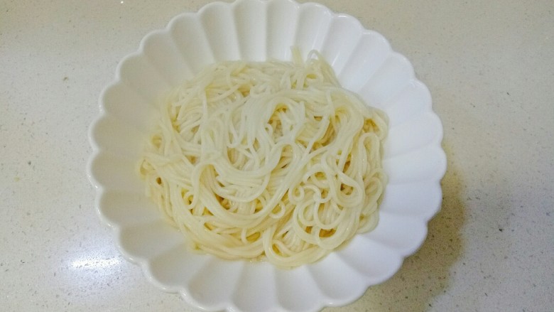 青椒肉丝面,面条捞出,放入碗中