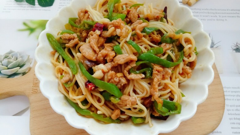 青椒肉丝面,吃的时候搅拌均匀即可,太好吃了!