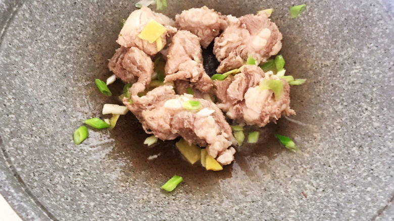 酸菜炖粉条,炒锅烧热后加入大豆色拉油,油烧热后加入葱姜炒出香味,加入排骨翻炒2分钟