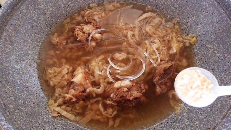酸菜炖粉条,粉条变透明即可,加入精盐和<a style='color:red;display:inline-block;' href='/shicai/ 756'>鸡精</a>