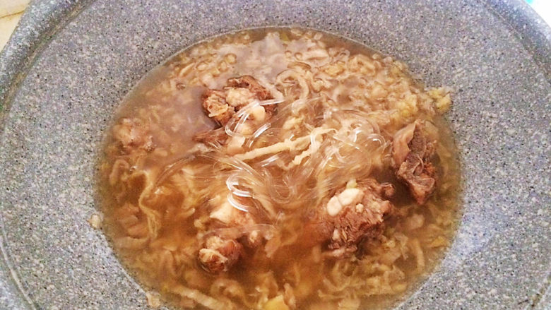 酸菜炖粉条,调匀即可,酸菜炖粉条做好了~