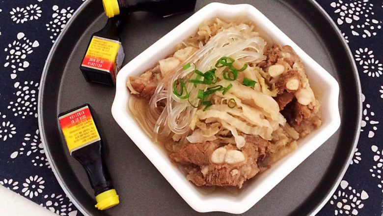 酸菜炖粉条,酸菜炖粉条是一道东北菜,酸爽开胃,风味独特,喝酒下饭都可以~