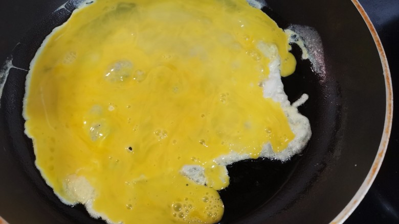 白菜炒木耳,锅里放油,把两个鸡蛋煎好