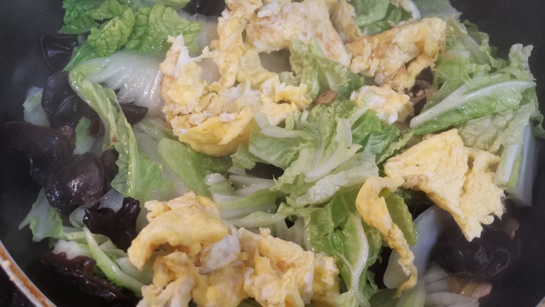 白菜炒木耳,放入鸡蛋,继续翻炒