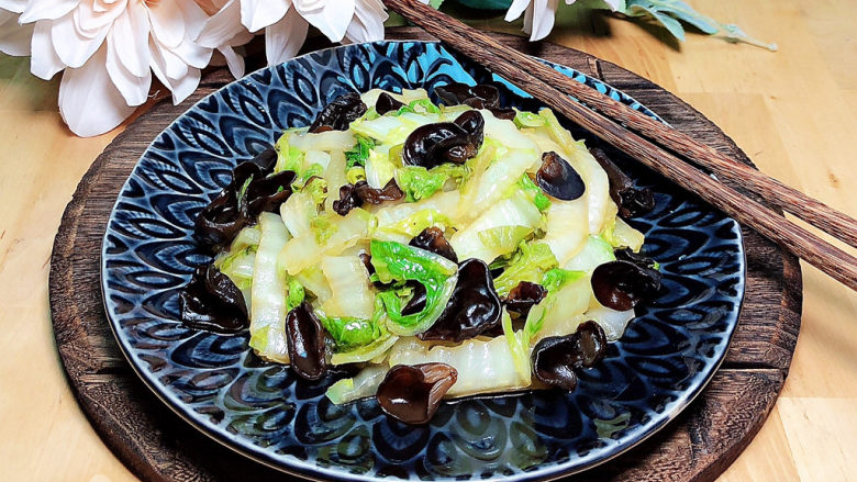 白菜炒木耳,排毒佳品,吃起来吧。