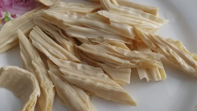 辣白菜五花肉,切小块,开水烫半分钟。