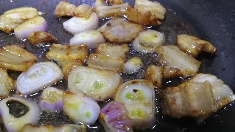 辣白菜五花肉,放入小圆葱片,文火煎香。