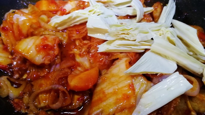 辣白菜五花肉,加入腐竹块,翻炒均匀。